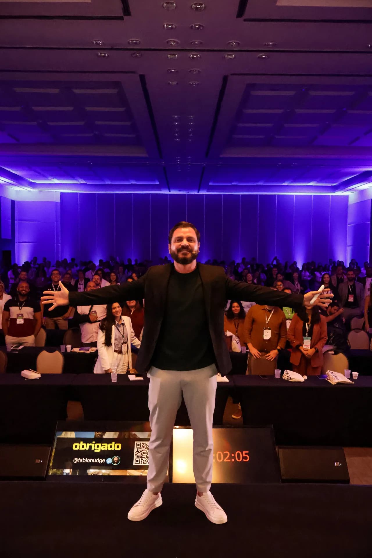 Conexão entre palestrante e líderes empresariais no Angra Summit