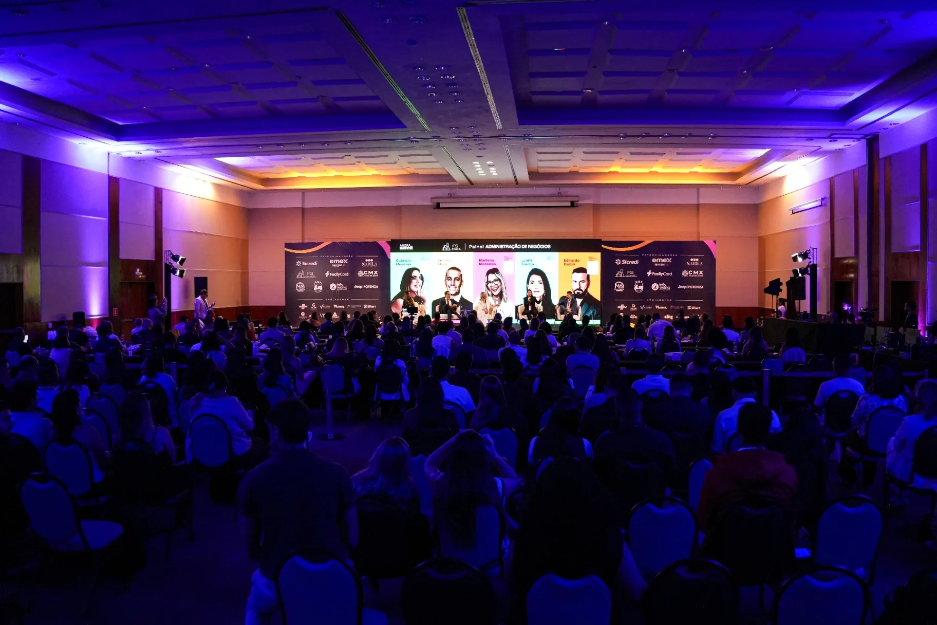 Auditório lotado com líderes e empresários no Angra Summit