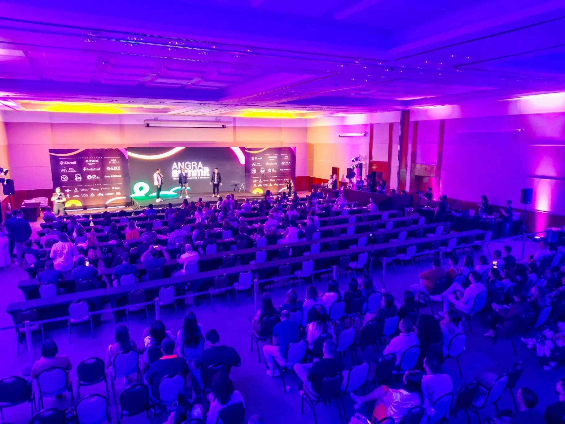 Vista aérea do Angra Summit 2025 em Angra dos Reis, Costa Verde